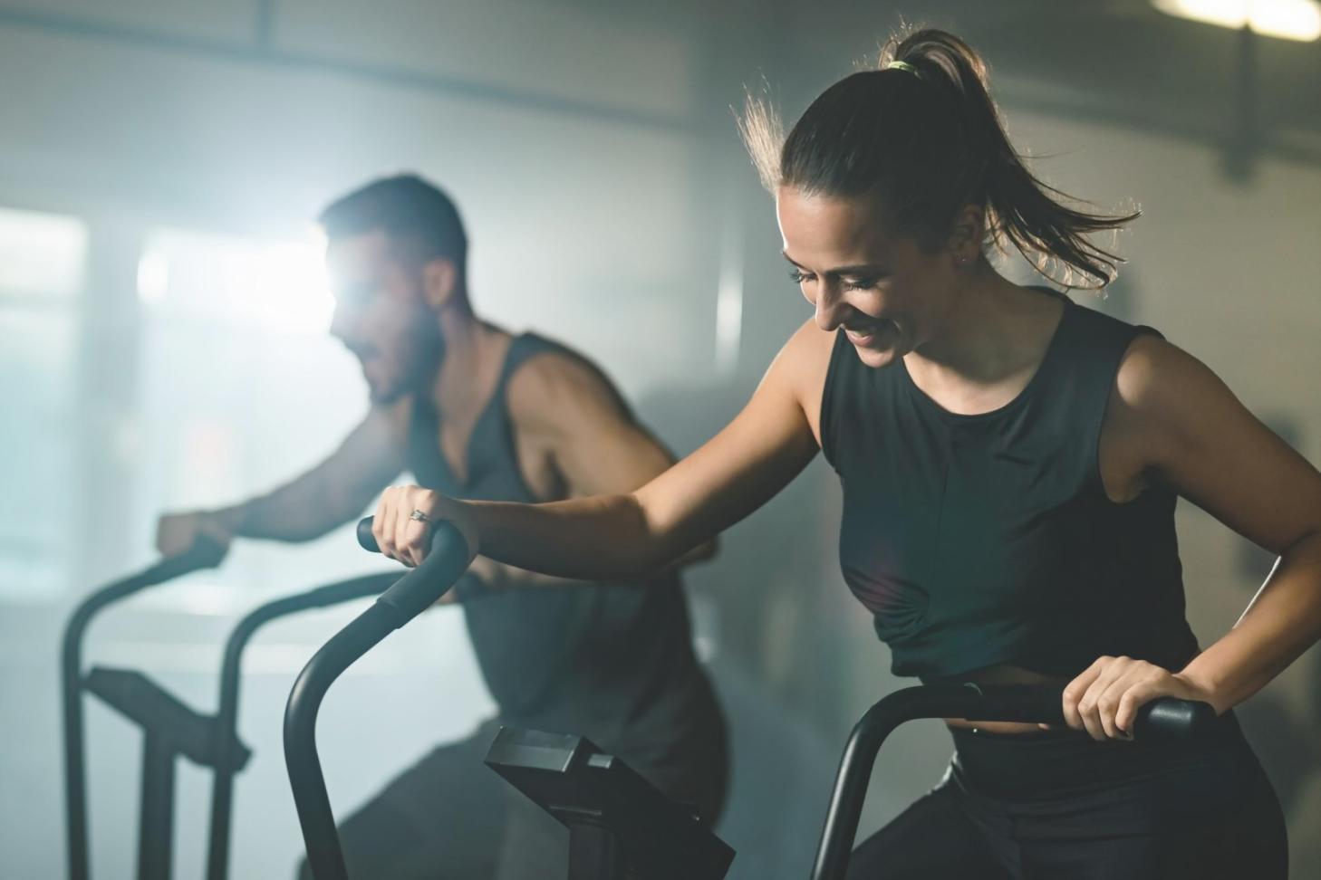 Séance de gymnastique douce en groupe avec des seniors actifs