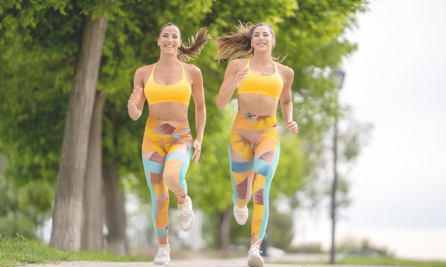 Groupe de seniors pratiquant des exercices de gymnastique douce dans une salle lumineuse